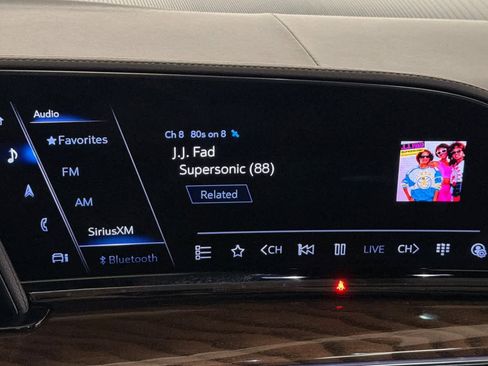 Used 2024 Cadillac Escalade Sport Platinum w/ LPO, ONYX Package image 18