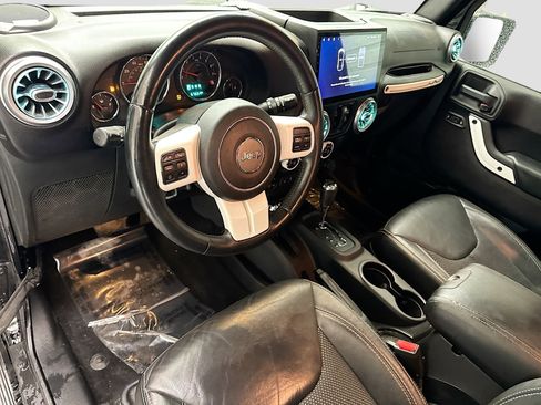 Used 2015 Jeep Wrangler Unlimited Sahara AWD/4WD image 7