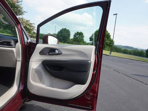 Used 2020 Chrysler Pacifica Touring-L FWD image 16