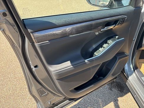 Used 2026 Toyota Highlander Limited AWD/4WD image 12