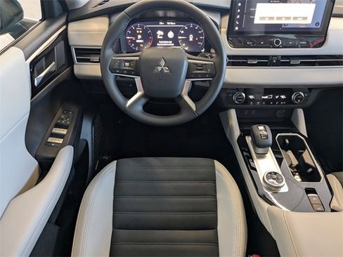 New 2025 Mitsubishi Outlander SE image 14