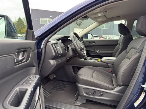 Certified 2025 Nissan Pathfinder SV image 11