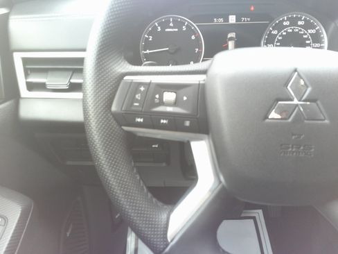Used 2025 Mitsubishi Outlander SE AWD/4WD image 26