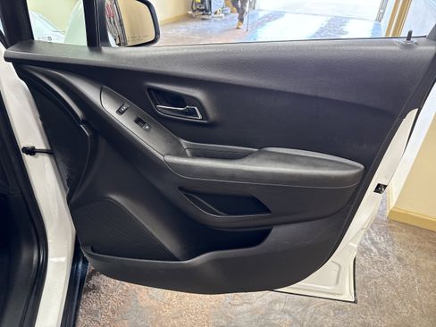 Used 2018 Chevrolet Trax LS image 14