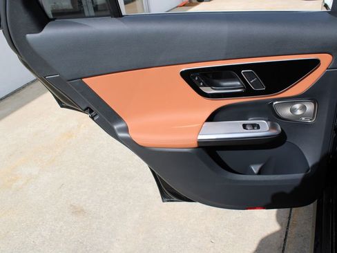 Used 2025 Mercedes-Benz GLC 300 4MATIC image 21