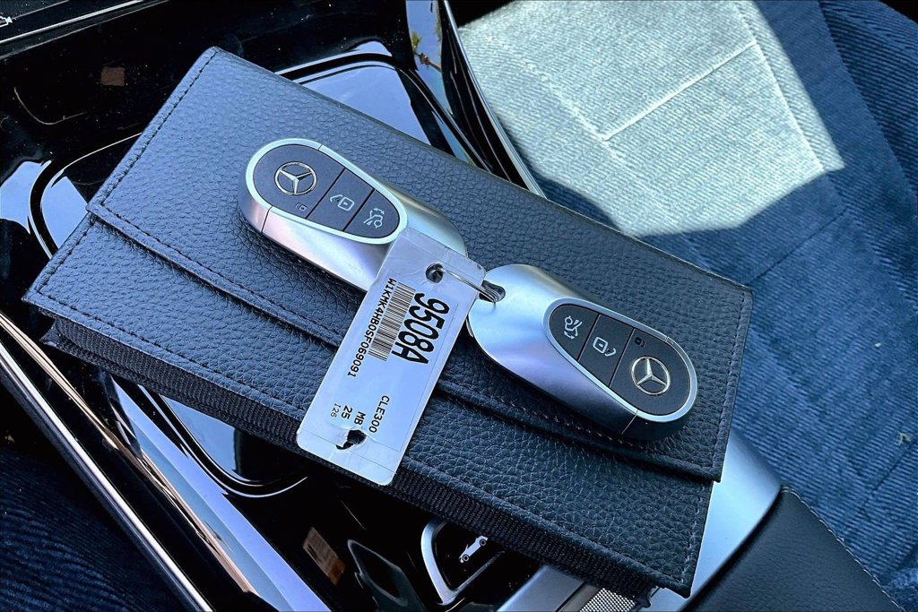 Used 2025 Mercedes-Benz CLE 300 4MATIC Cabriolet image 11