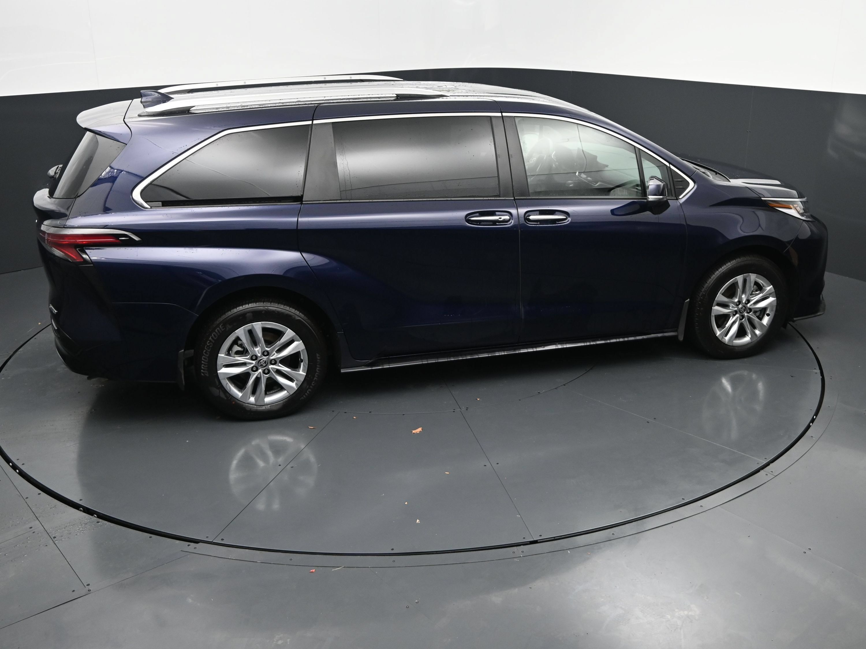 Used 2026 Toyota Sienna Limited FWD image 33