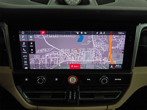 Used 2025 Porsche Macan image 18