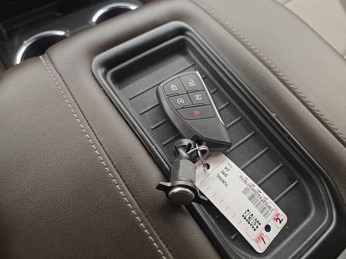 Used 2024 GMC Yukon XL SLE AWD/4WD image 25