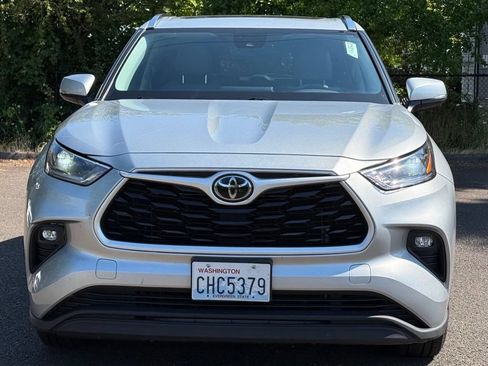 Used 2021 Toyota Highlander XLE AWD/4WD image 8