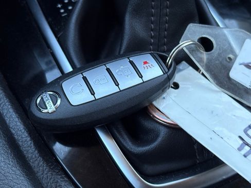 Used 2017 Nissan Rogue SV image 39