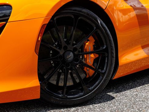 Used 2025 McLaren Artura Spider RWD image 29