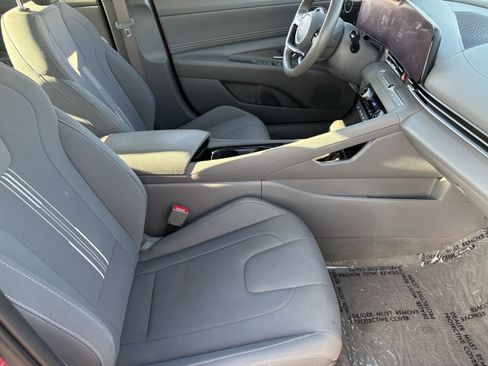 Used 2025 Hyundai Elantra SEL FWD image 11