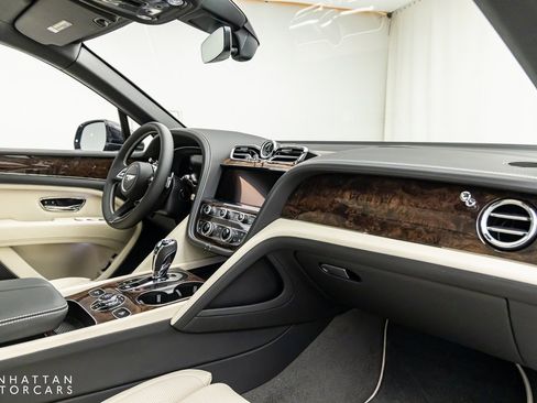 Used 2024 Bentley Bentayga Extended Wheelbase image 29