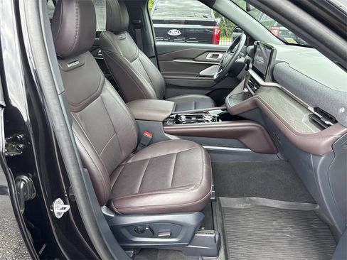 Used 2025 Ford Explorer Platinum image 18