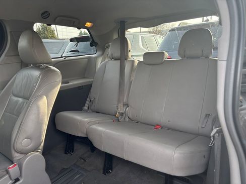 Used 2017 Toyota Sienna XLE image 31