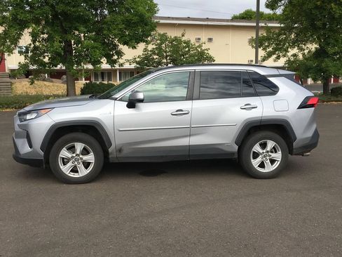 Used 2019 Toyota RAV4 LE w/ Carpet Mat Package AWD/4WD image 3