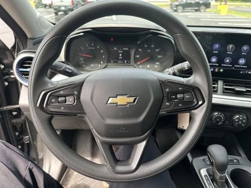 Used 2024 Chevrolet Trax LS w/ LS Convenience Package FWD image 13