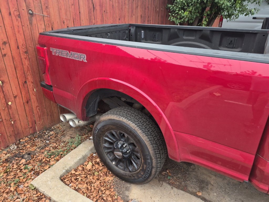 Used 2022 Ford F350 Platinum w/ Tremor Off-Road Package AWD/4WD image 24