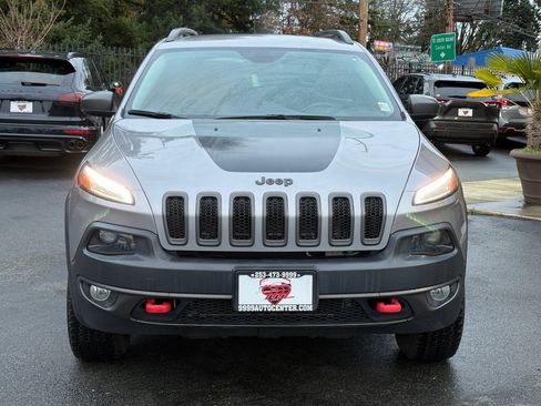 Used 2018 Jeep Cherokee Trailhawk image 2