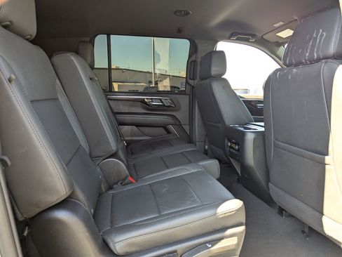 Used 2025 Chevrolet Suburban Z71 AWD/4WD image 33