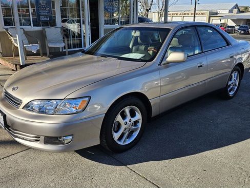 Used 2001 Lexus ES 330 image 1