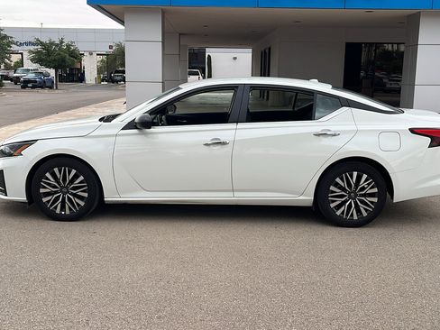 Used 2025 Nissan Altima 2.5 SV FWD image 4