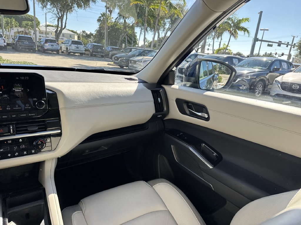 Used 2022 Nissan Pathfinder SL w/ SL Black Package AWD/4WD image 15
