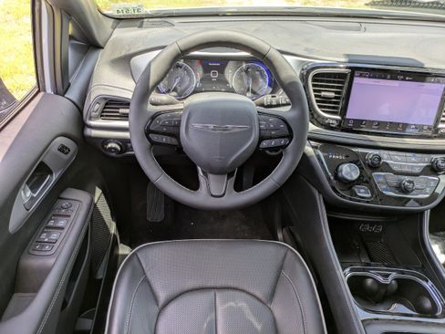 Used 2025 Chrysler Pacifica Limited FWD image 14