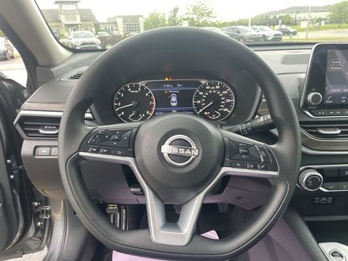 Used 2025 Nissan Altima 2.5 SV FWD image 19