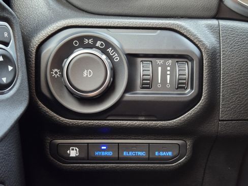 Used 2022 Jeep Wrangler Unlimited Sahara w/ Cold Weather Group AWD/4WD image 25