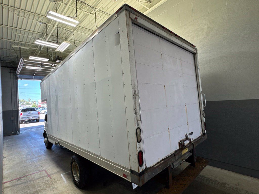 Used 2011 Chevrolet Express 3500 Extended RWD image 3