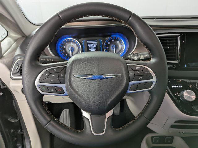 Used 2017 Chrysler Pacifica Touring-L FWD image 18