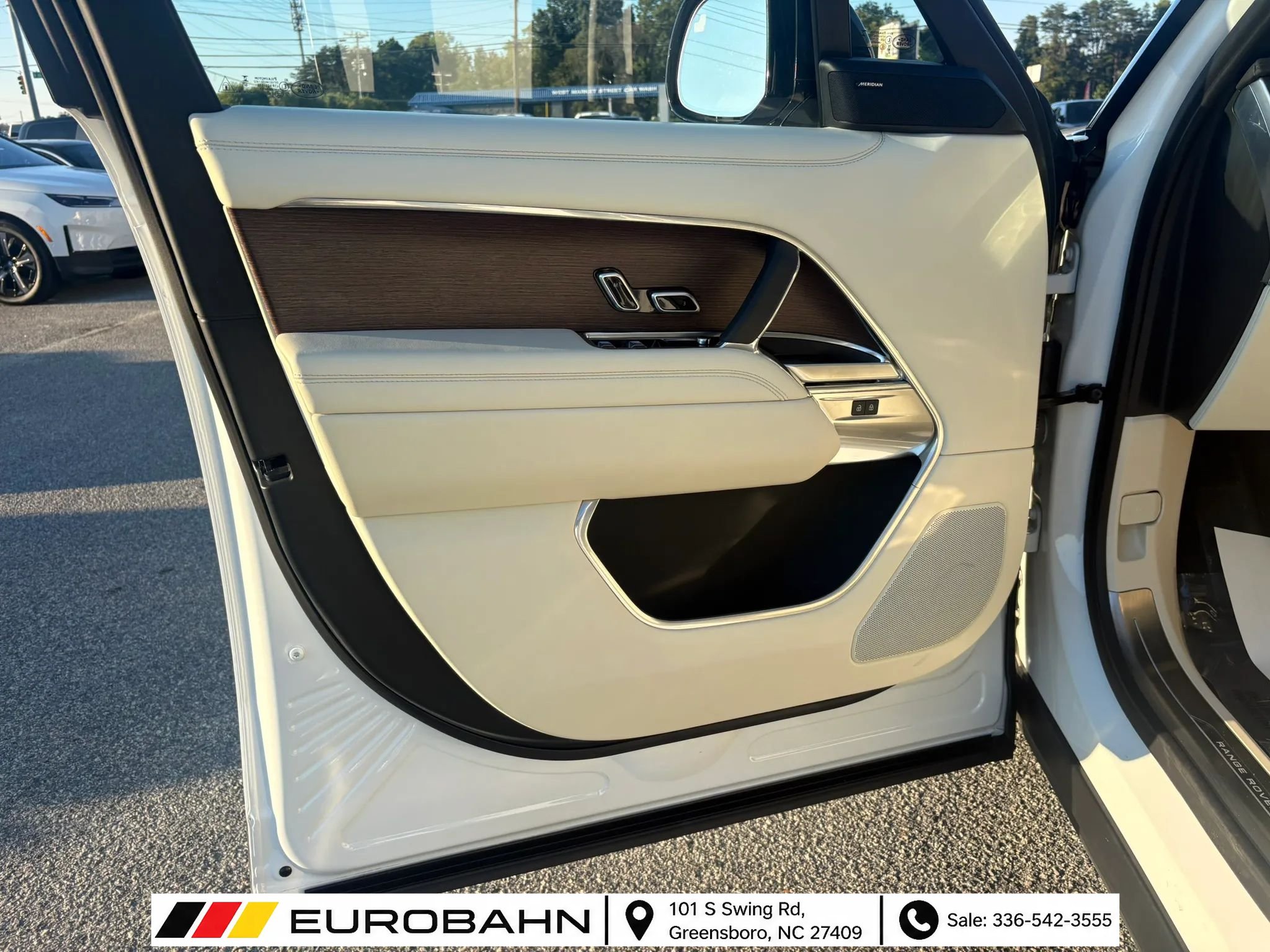 Used 2025 Land Rover Range Rover SE AWD/4WD image 9