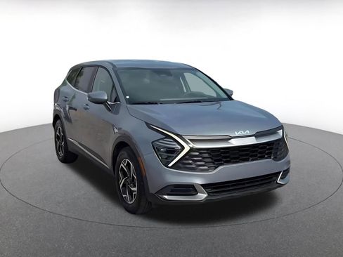 Used 2025 Kia Sportage LX image 3