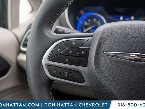 Used 2023 Chrysler Pacifica Touring-L FWD image 13