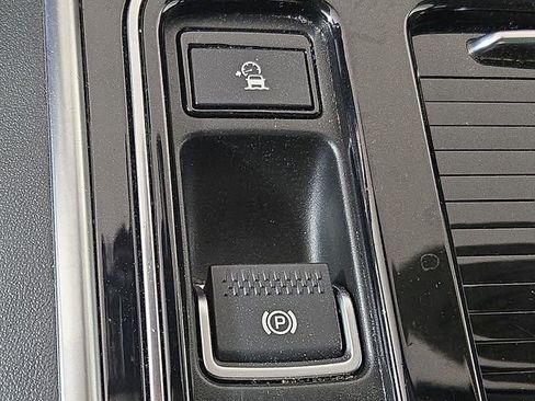 Used 2019 Jaguar XE Premium image 27