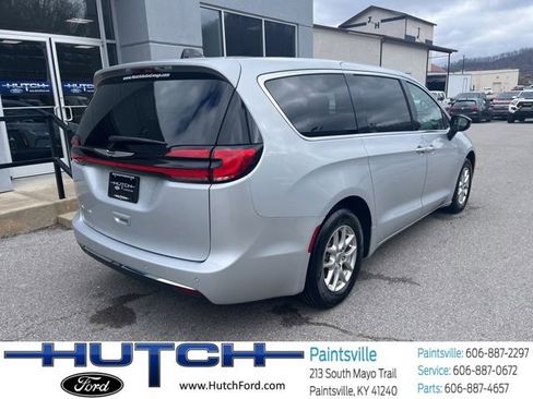 Used 2024 Chrysler Pacifica Touring-L FWD image 3