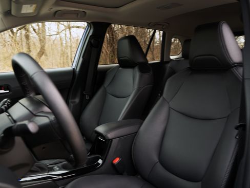 Used 2024 Toyota Corolla Cross XLE image 17