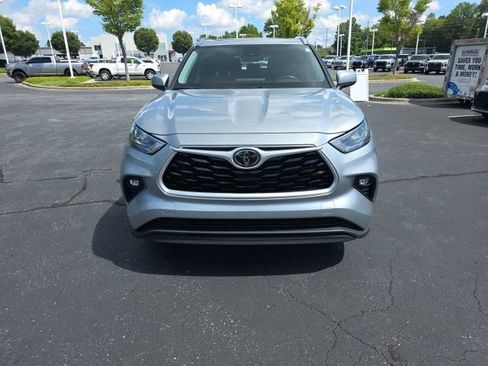 Used 2020 Toyota Highlander XLE AWD/4WD image 4