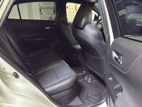 Used 2022 Toyota Venza XLE image 17