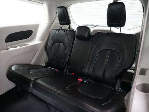 Used 2023 Chrysler Pacifica Touring-L FWD image 14