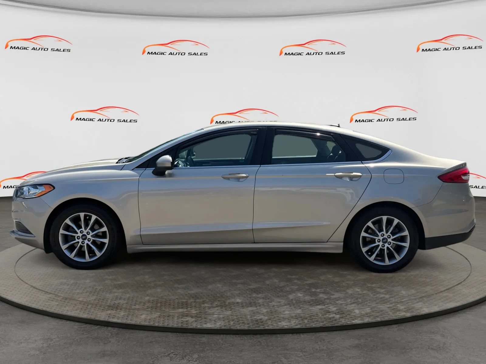Used 2017 Ford Fusion SE w/ Fusion SE Technology Package FWD image 7