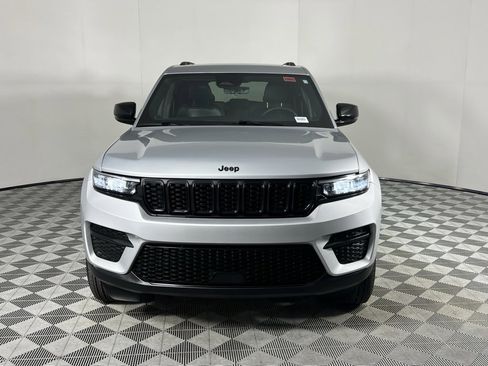 Certified 2025 Jeep Grand Cherokee Altitude image 10