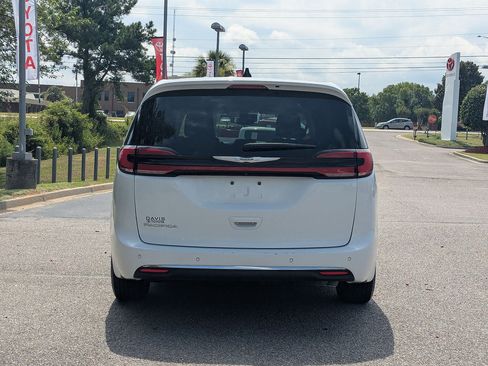 Used 2023 Chrysler Pacifica Touring-L FWD image 4