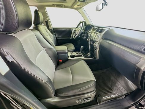 Used 2017 Toyota 4Runner SR5 Premium image 28