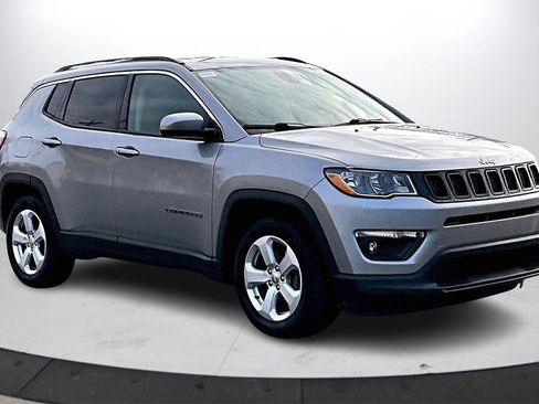 Certified 2019 Jeep Compass Latitude w/ Cold Weather Group image 2