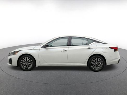 Used 2025 Nissan Altima 2.5 SV FWD image 4