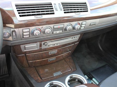 Used 2008 BMW 750i w/ Sport Pkg image 16