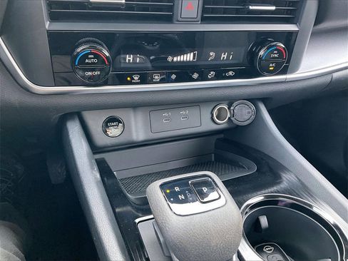 Used 2025 Nissan Rogue SV image 24